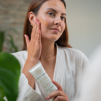 Gommage visage doux à la nigelle bio pour éliminer les cellules mortes
