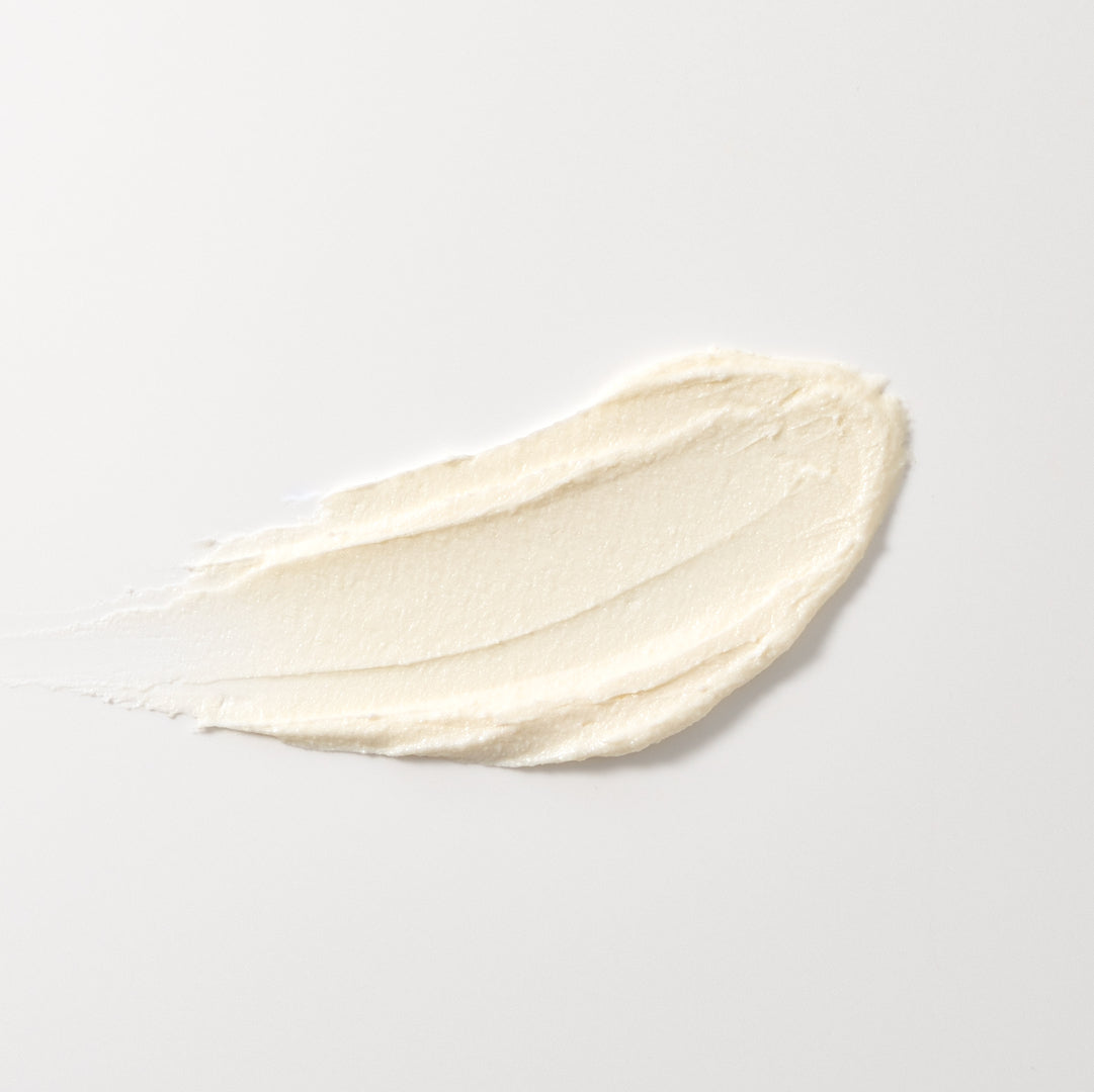 Application du baume démaquillant à l'huile de nigelle sur le dos de la main