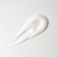 Texture mousseuse onctueuse du nettoyant visage à la nigelle bio et vitamine C