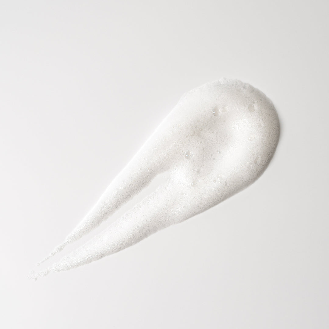 Texture mousseuse onctueuse du nettoyant visage à la nigelle bio et vitamine C